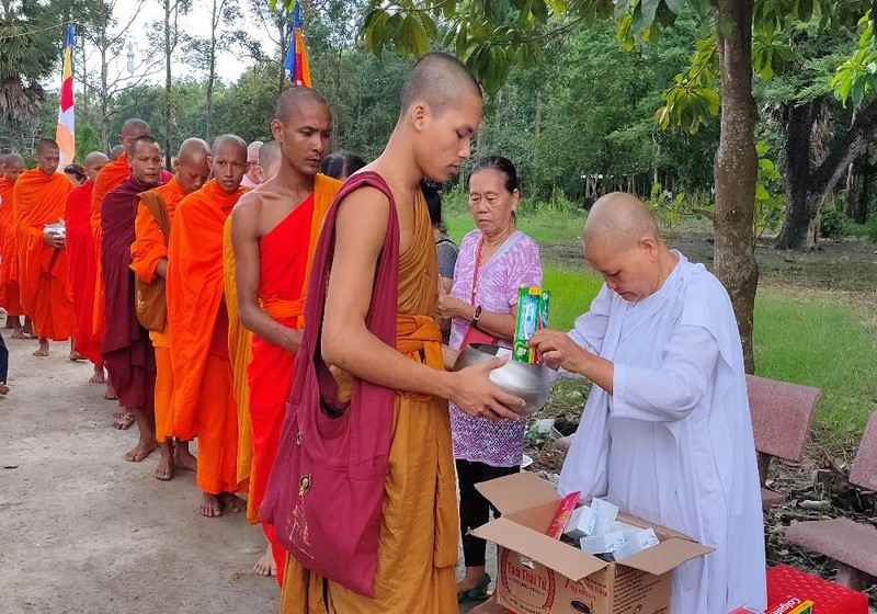 Các nhà sư và phật tử diễu hành 3 vòng, rước y phục và các vật phẩm quanh chùa trong lễ Dâng y Kathina
