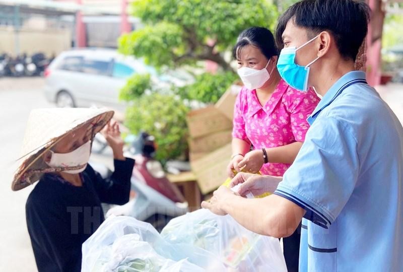 Tình người trong tâm dịch (ảnh: Thành ủy TP Hồ Chí Minh).