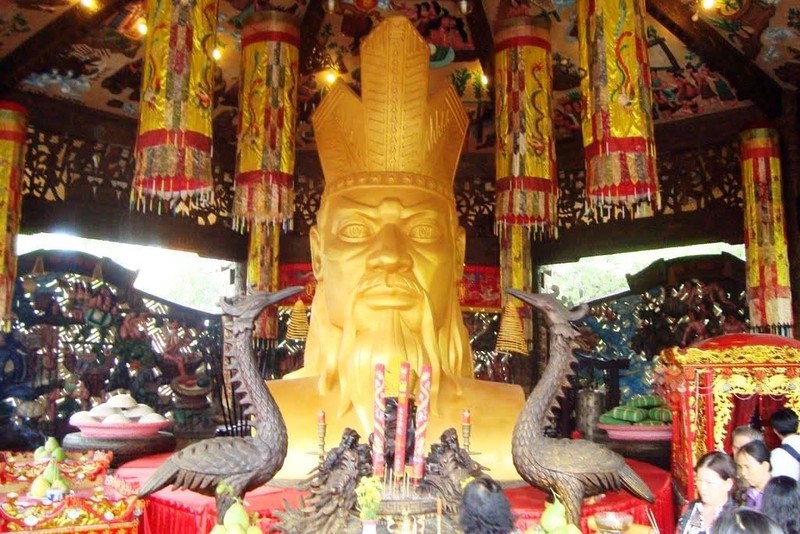 Vua Hùng được nhân dân suy tôn là Đột Ngột Cao Sơn.