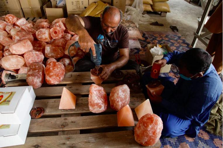 Các sản phẩm đèn chế tác từ đá muối hồng Khewra.