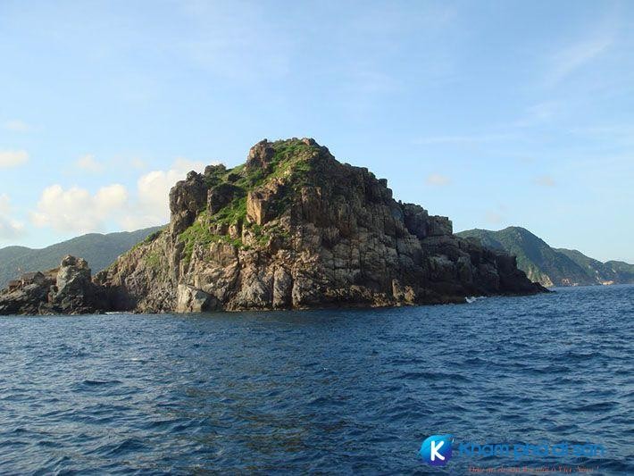 Đảo Yến nhìn từ biển.