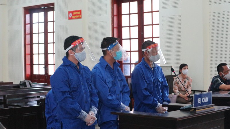 Ba bị cáo tại phiên tòa.