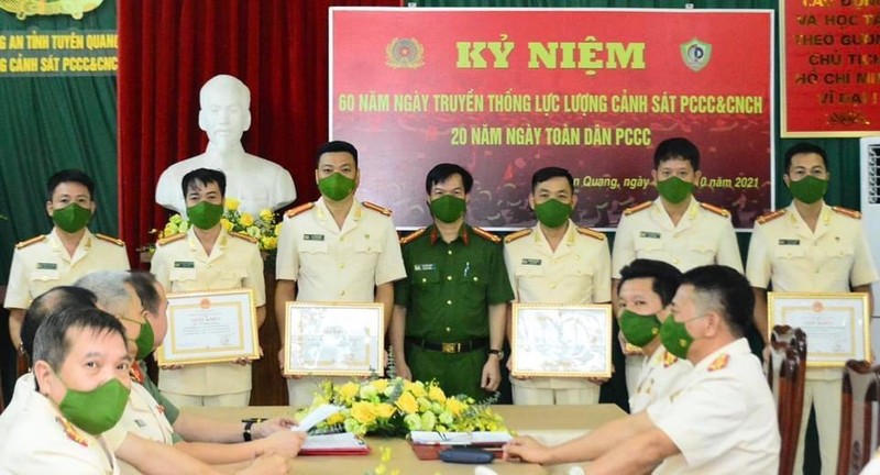 Đại tá Đỗ Tiến Thùy - Phó GĐ Công an tỉnh Tuyên Quang biểu dương, ghi nhận những kết quả và thành tích của lực lượng Cảnh sát PCCC&CNCH,