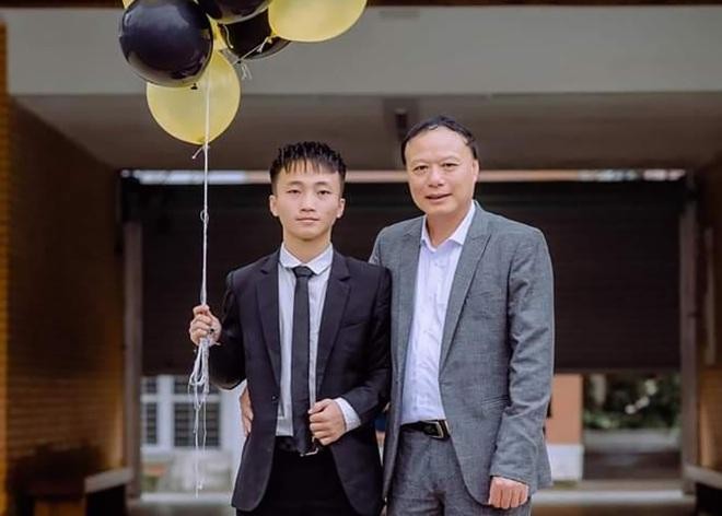 Xồng Bá Hùa chụp ảnh cùng thầy giáo của mình.