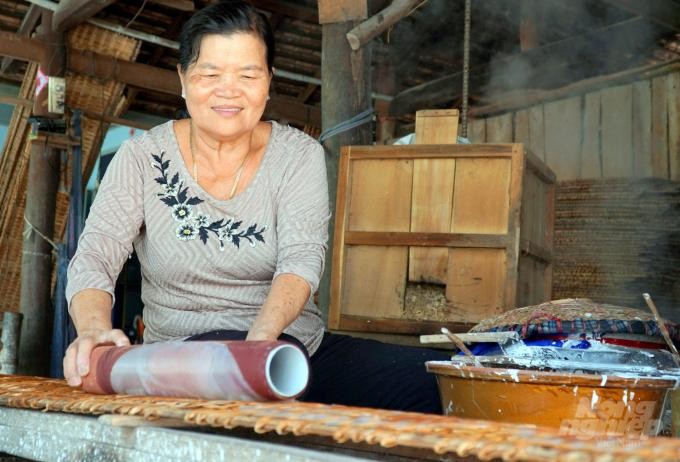 Nghệ nhân Phạm Thị Đương đang thực hiện các công đoạn tráng bánh (Ảnh: Nông nghiệp Việt Nam).
