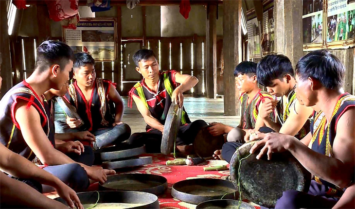 Rmah Mich (người ngồi giữa) trong một buổi nói chuyện với thanh niên buôn làng về cồng chiêng.