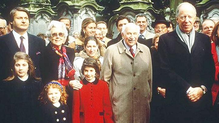 Những thuyết âm mưu về gia tộc Rothschild vẫn luôn tồn tại hàng trăm năm qua.