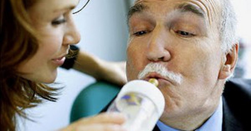 Nhiều giao dịch sữa mẹ được mua cho người lớn và bị nghi ngờ dính dáng tới cả giao dịch tình dục. (ảnh minh họa).