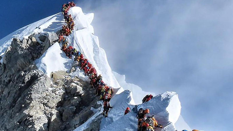 Những đoàn người nối đuôi nhau để chinh phục Everest, gây ra tình trạng quá tải ở Tuyến đường Nam Col.