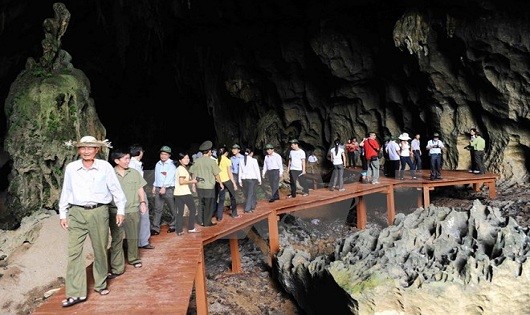 Du khách đến tham quan động Phong Nha - Kẻ Bàng
