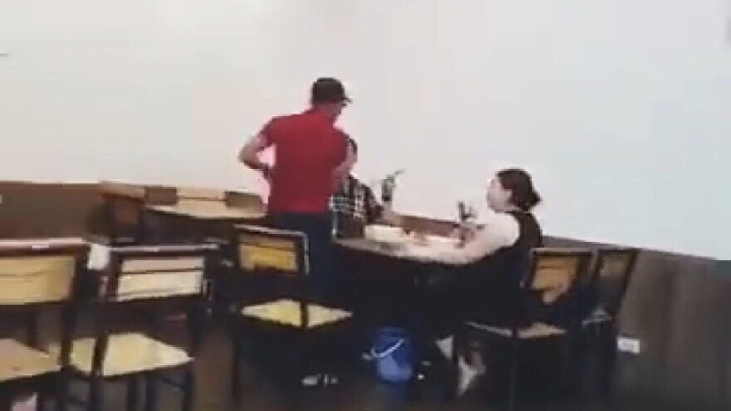 Hiệu mặc áo đỏ đội mũ lưỡi chai đánh người vô cớ