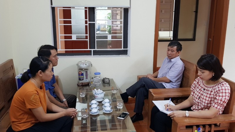 Ông Nguyễn Ngọc Nam, Phó Phòng LĐ-TB&XH cùng cán bộ của Phòng LĐ-TB&XH thành phố Thái Bình xuống xã Tân Bình để trao đổi và nắm bắt thêm thông về vụ việc. Ảnh: Trung Du.
