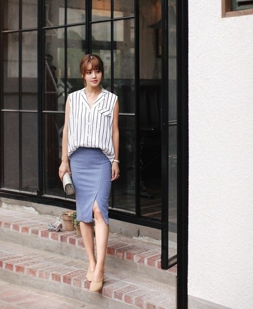 Kết hợp áo sơ mi với chân váy và thả đuôi áo ra ngoài sẽ che được mông hơi lép, đồng thời giúp bạn có được sự trẻ trung, sang chảnh. Kết hợp áo sơ mi với chân váy và thả đuôi áo ra ngoài sẽ che được mông hơi lép, đồng thời giúp bạn có được sự trẻ trung, sang chảnh.