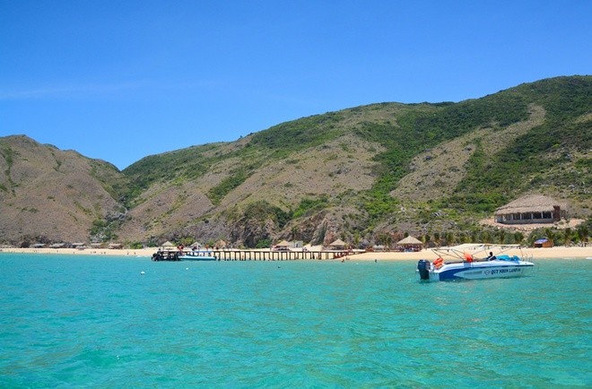 Thuộc xã Nhơn Lý, cách thành phố Quy Nhơn 25 km về phía đông bắc, Kỳ Co có một mặt giáp biển, 3 mặt là đồi núi. Ở đây luôn có dịch vụ cano hoặc ghe đưa khách từ Eo Gió ra Kỳ Co, trải nghiệm cảm giác lênh đênh trên sóng nước, ngắm cảnh núi non Nhơn Lý hùng vĩ. Thuộc xã Nhơn Lý, cách thành phố Quy Nhơn 25 km về phía đông bắc, Kỳ Co có một mặt giáp biển, 3 mặt là đồi núi. Ở đây luôn có dịch vụ cano hoặc ghe đưa khách từ Eo Gió ra Kỳ Co, trải nghiệm cảm giác lênh đênh trên sóng nước, ngắm cảnh núi non Nhơn Lý hùng vĩ.