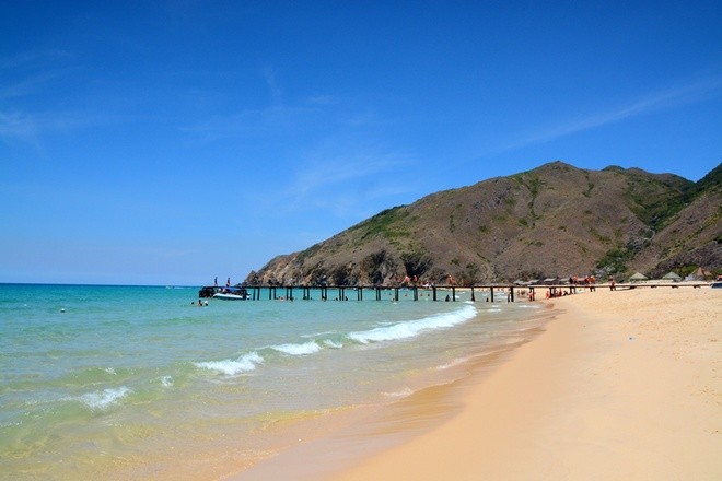 Sau khi cano cập cầu cảng gỗ, bạn sẽ bước đến Kỳ Co hoang sơ và hấp dẫn. Không quá nhiều dịch vụ du lịch nên bạn sẽ thực sự được hòa mình với biển trời mây nước. Sau khi cano cập cầu cảng gỗ, bạn sẽ bước đến Kỳ Co hoang sơ và hấp dẫn. Không quá nhiều dịch vụ du lịch nên bạn sẽ thực sự được hòa mình với biển trời mây nước.