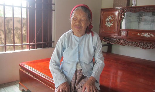Bà Xích mong khỏe mạnh để lo hương khói cho người con liệt sĩ.