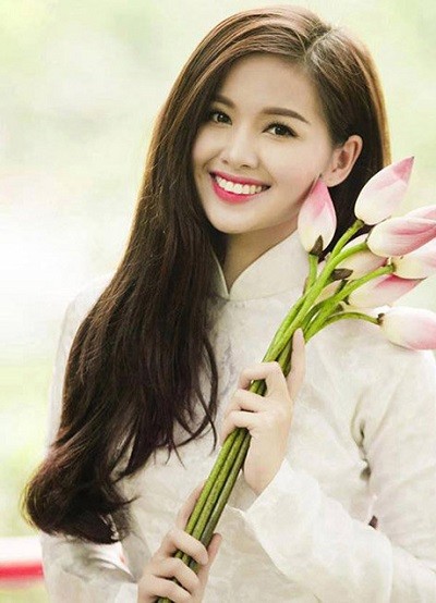 Kết quả hình ảnh cho Tóc dài thẳng mượt mà áo dài