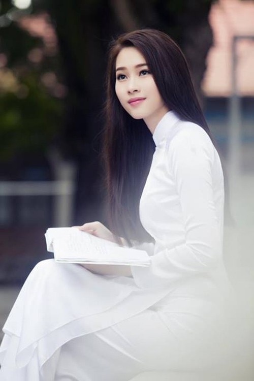 Kết quả hình ảnh cho Tóc dài thẳng mượt mà áo dài
