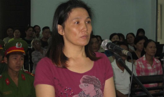 Bị cáo Nguyễn Lê Phương Nhi trước vành móng ngựa