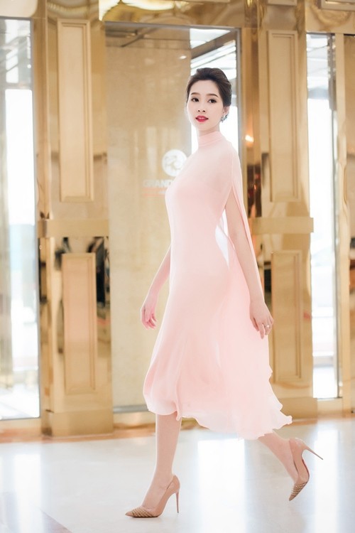 Kết quả hình ảnh cho sao Việt diện màu hồng pastel
