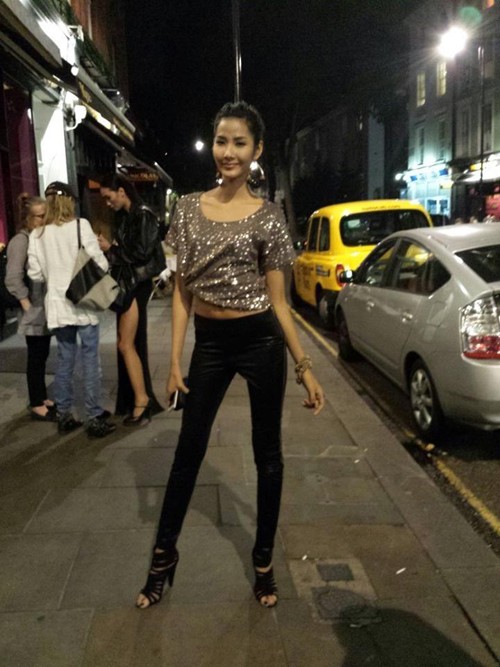 Kết quả hình ảnh cho crop top ánh kim và quần skinny.