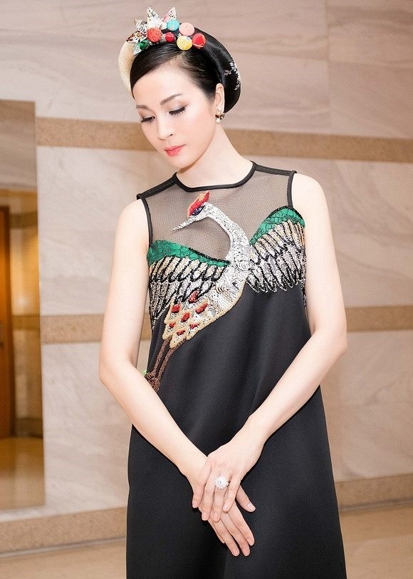 Maya và diễn viên Thanh Mai “đụng hàng” bộ váy phom rộng giấu đường cong của nhà thiết kế Thủy Nguyễn.