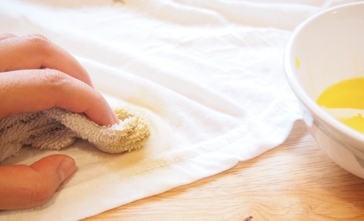 Kết quả hình ảnh cho Tẩy sạch quần áo bị dính vết trà hay cà phê