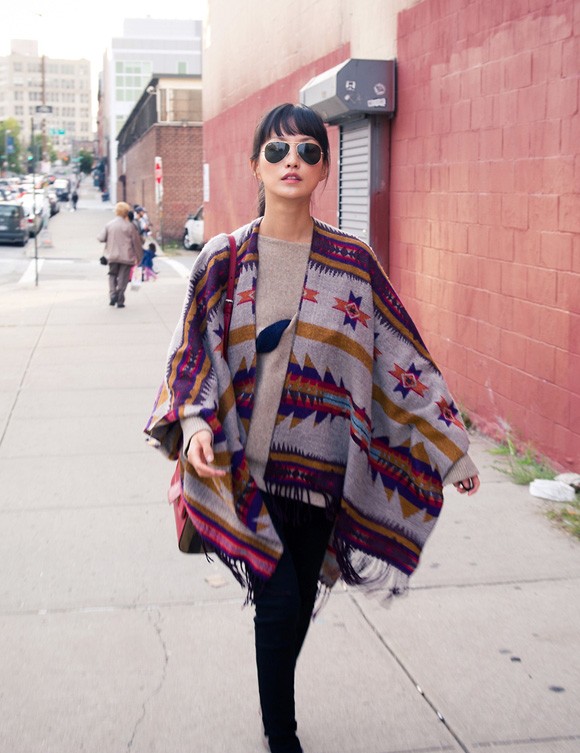 Kết quả hình ảnh cho áo poncho sao Châu Âu
