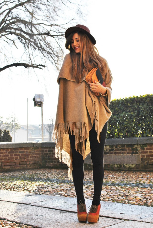 Kết quả hình ảnh cho áo poncho sao Châu Âu