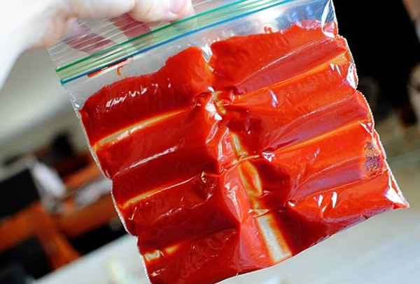 Kết quả hình ảnh cho Giữ lại loại sốt yêu thích trong túi ziplock