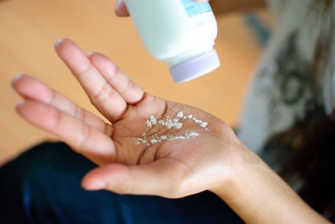 Công dụng ít biết của phấn rôm