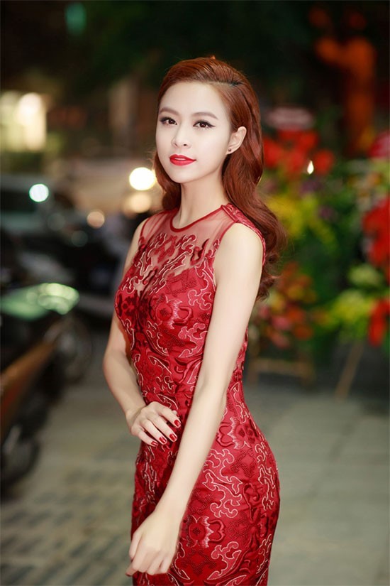 Kết quả hình ảnh cho Váy đỏ sao Châu Âu