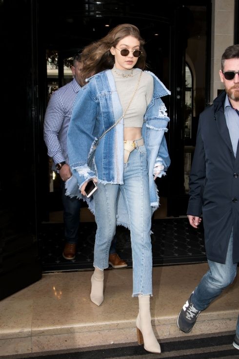 Xu hướng thời trang denim trở lại với Gigi Hadid. Áo khoác jean rách với vạt áo ombre màu ấn tượng cùng quần jean H&M xanh nhạt giúp Gigi trông thật cá tính .