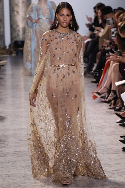 Những bộ váy couture hở ngực táo bạo mùa Xuân 2017