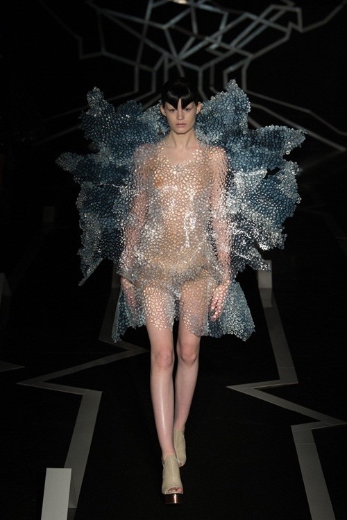 Những bộ váy couture hở ngực táo bạo mùa Xuân 2017