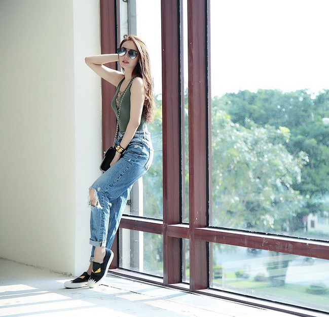 BST jeans rach giup Minh Hang an gian tuoi hinh anh 3