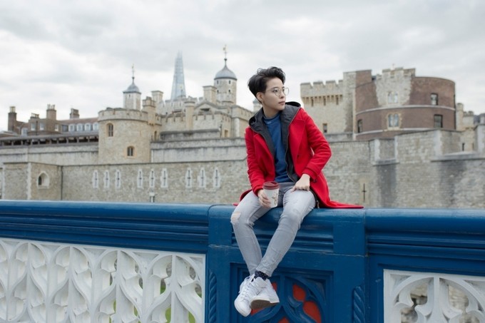 Vũ Cát Tường khoe street style trên đường phố Anh