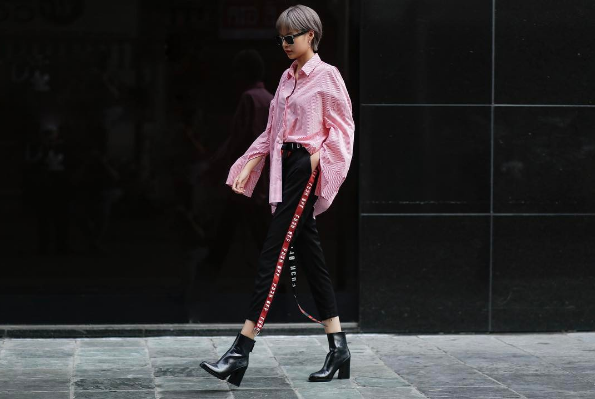 Cùng với Angela Phương trinh, Phí Phương Anh đang dần trở thành hình tượng It Girl mới của giới trẻ Việt. Chiếc áo kẻ và quần sọc với dải quần đỏ thêu chữ ấn tượng, cô nàng tuổi 20 cá tính với bộ trang phục đẹp mắt trên phố. Mái tóc xám “bà ngoại” và bốt cao da đen giúp Phí Phương Anh thu trọn ánh nhìn từ những người đi đường.