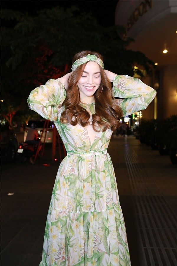 ho-ngoc-ha-phoi-khan-turban-voi-moi-kieu-dang-trang-phuc-2