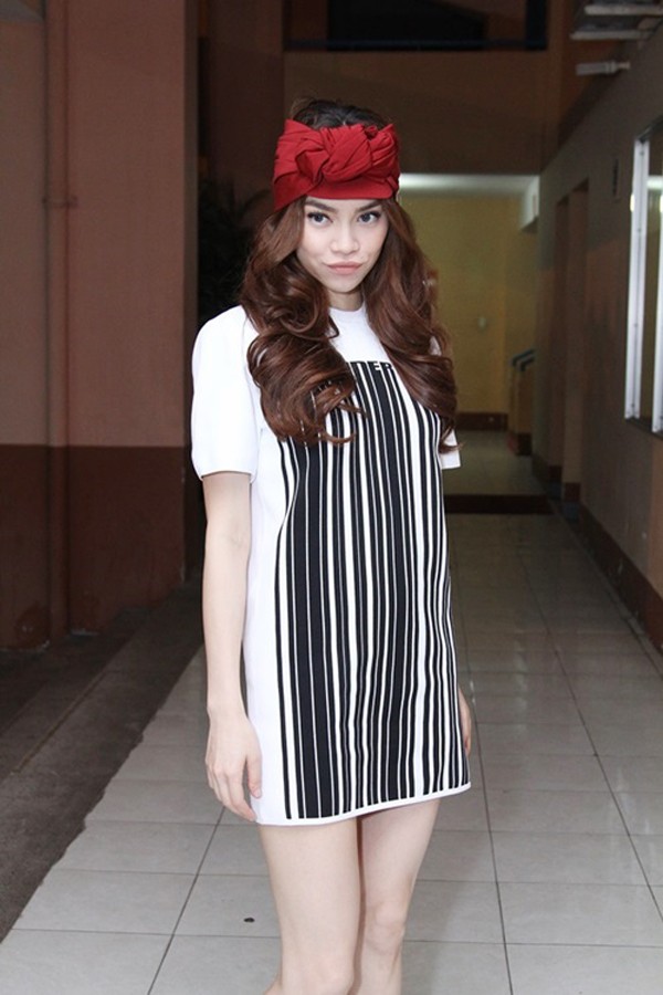 ho-ngoc-ha-phoi-khan-turban-voi-moi-kieu-dang-trang-phuc-4
