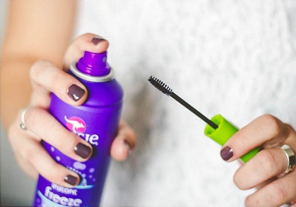 Dùng keo xịt tóc làm ẩm cây mascara cũ, bạn sẽ không cần tốn tiền mua chổi chải lông mi nữa.