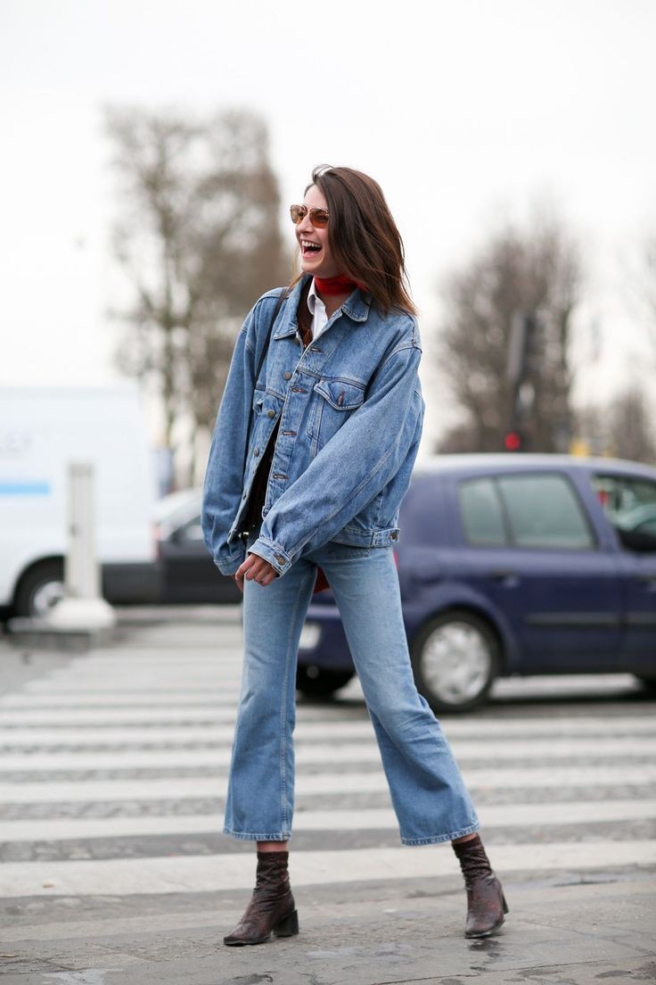 Nên: Mặc chất liệu vải denim sờn, tua rua...