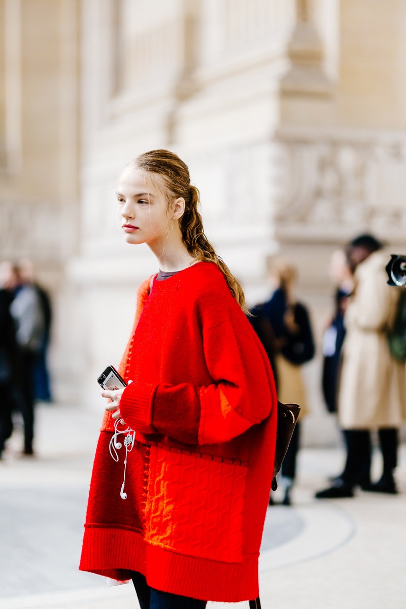 Street style Paris Xuân - Hè 2018: Sắc màu nồng ấm lên ngôi