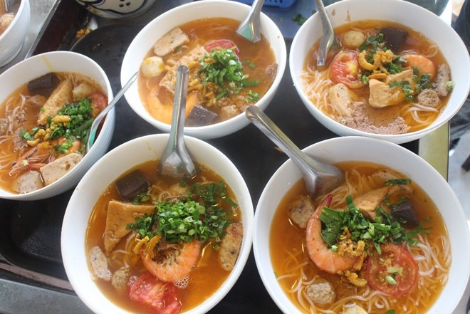Bun rieu tom bien hut khach tai Vung Tau hinh anh 2