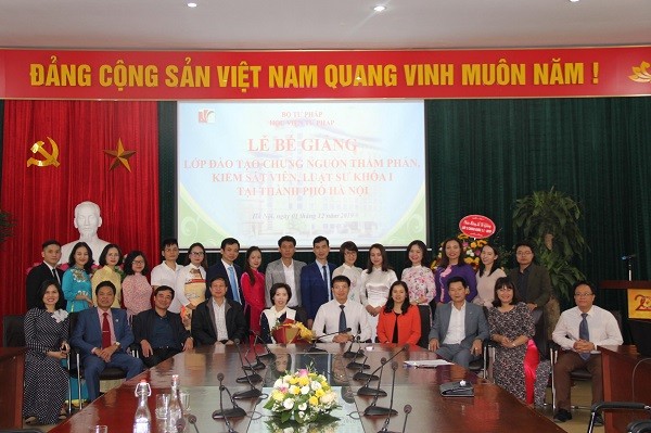 Bế giảng lớp đào tạo chung nguồn thẩm phán, kiểm sát viên, luật sư khóa 1 tại Hà Nội