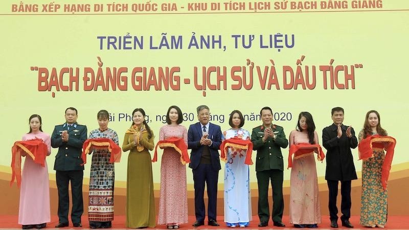 Các đại biểu cắt băng khánh thành triển lãm