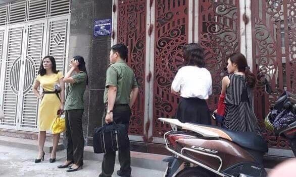 Lực lượng chức năng vào làm việc tại gia đình bà Tuyến.