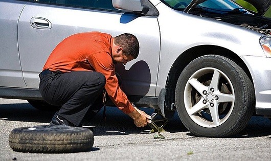 Cách tự thay lốp xe ô tô dự phòng
