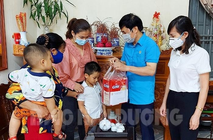 Cán bộ sở y tế Hải Dương thăm, tặng quà gia đình các "chiến sỹ áo trắng" tuyến đầu phòng chống dịch. Ảnh: Thanh Bình