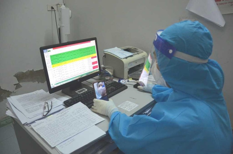 Bác sỹ hướng dẫn điều trị F0 tại nhà. Ảnh: CTTĐT Quảng Ninh